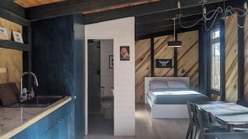 1 habitación, cuna de viaje y ropa de cama
