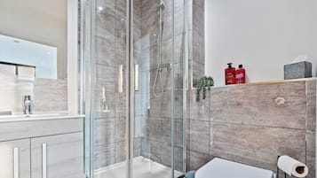 Luxury Apartment, 2 Bedrooms, Kitchen | Bathroom | Slippers, towels, soap, shampoo