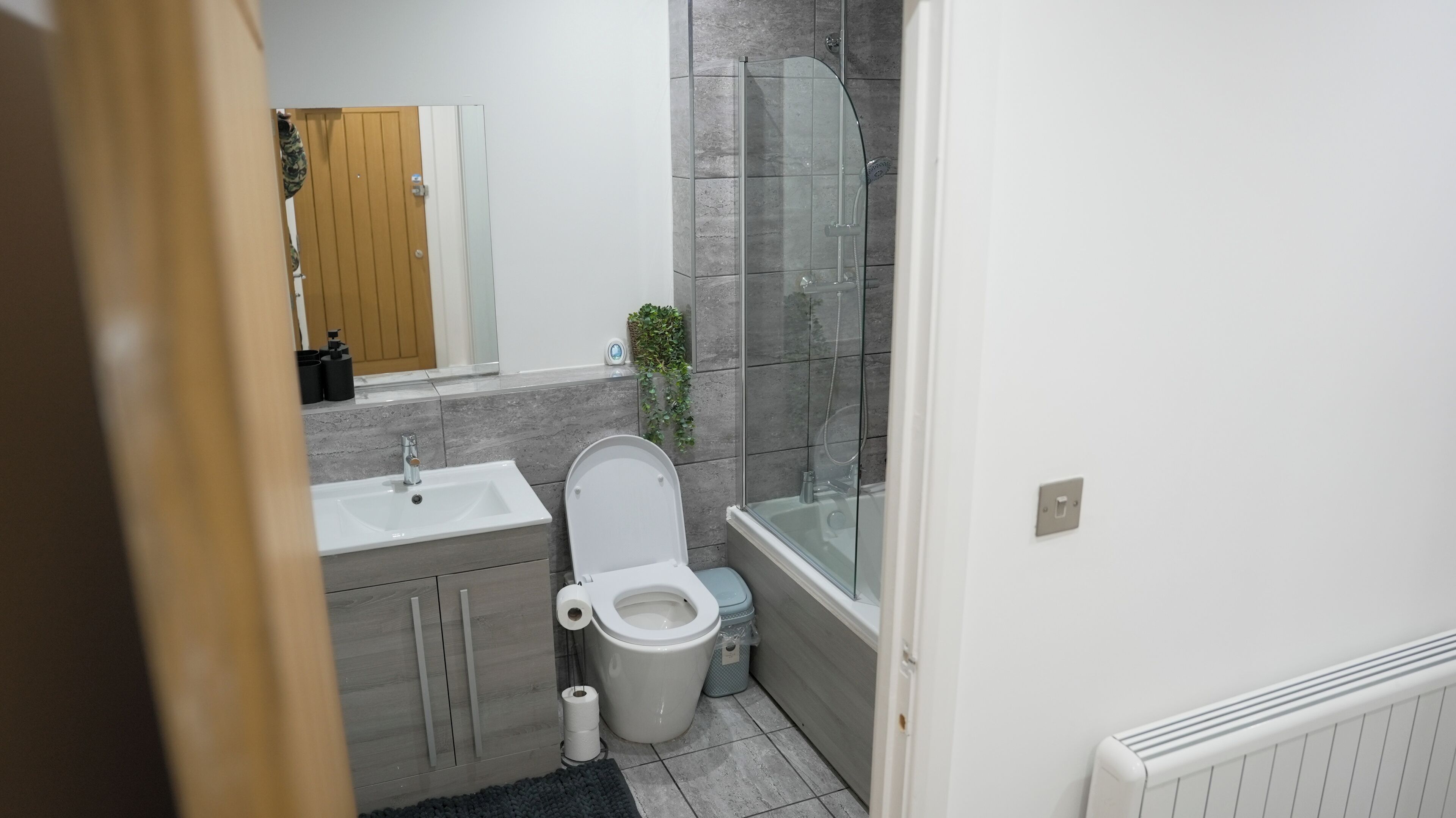 Ein modernes Badezimmer mit Toilette, Waschbecken und Dusche.