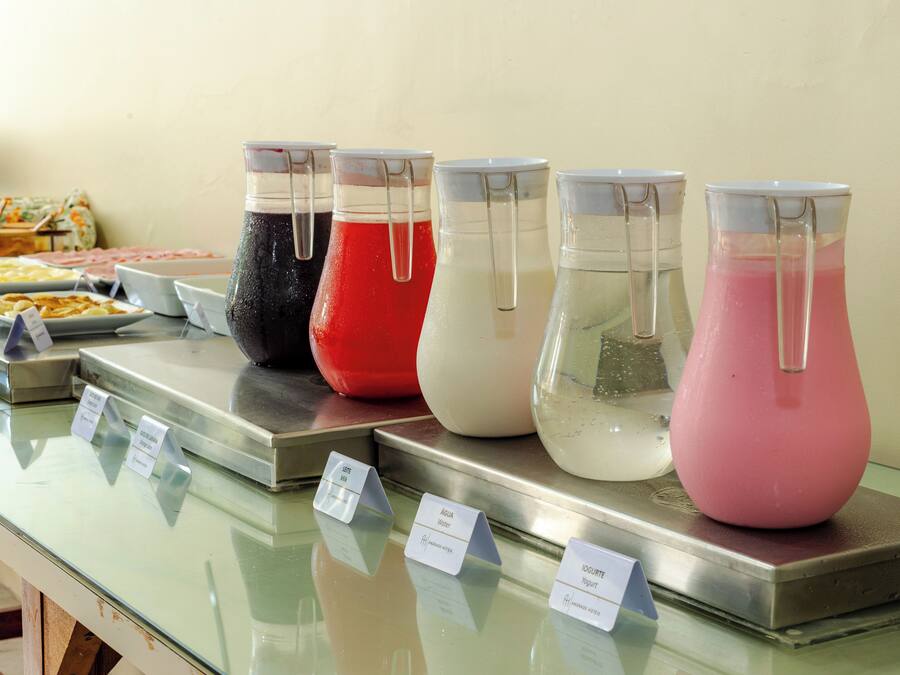 Un espace dédié aux boissons, équipé de distributeurs étiquetés pour l’eau, le thé glacé et le yaourt.