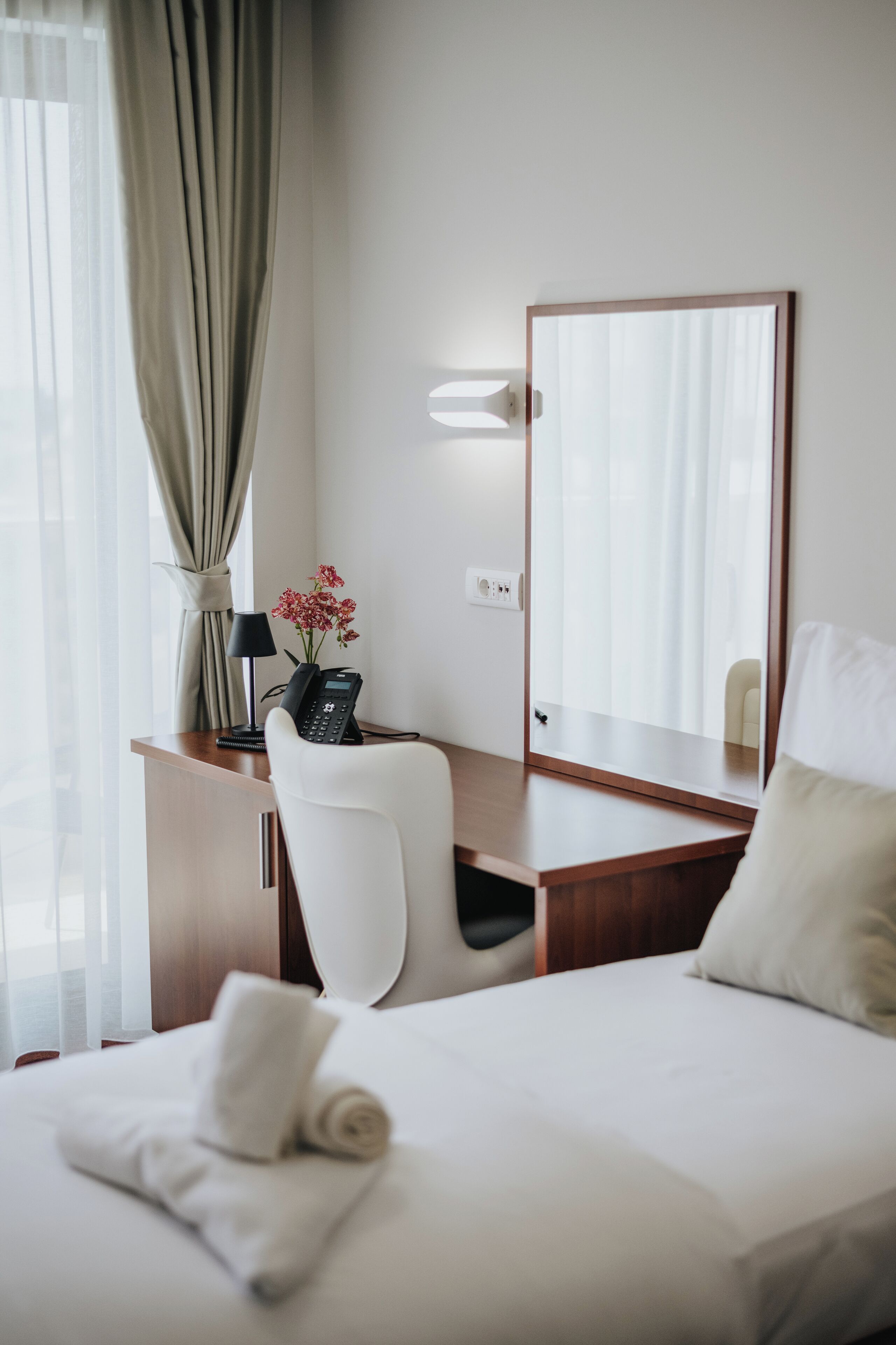 Desk, laptop workspace, soundproofing, free WiFi