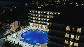 En säsongsöppen utomhuspool