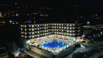 Piscine extérieure (ouverte en saison)