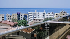 A balcony with a view of the sea and buildings. - Casa Costa (Bar)