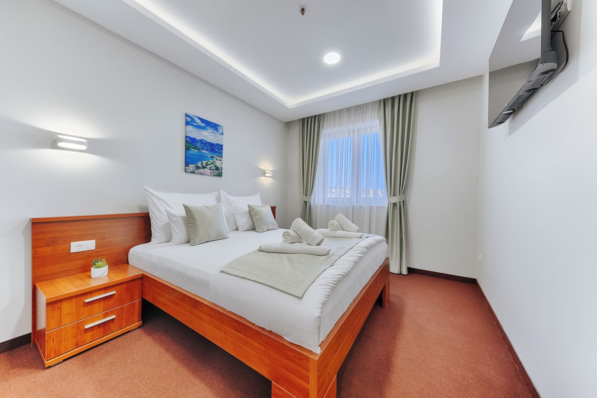 Desk, laptop workspace, soundproofing, free WiFi