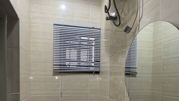 Dusche, Handtücher, Seife, Toilettenpapier