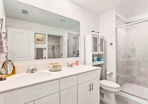 Haartrockner, Handtücher, Seife, Shampoo