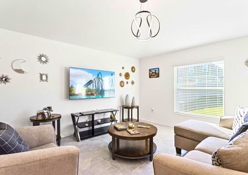 Family Vacation Home · 8 Minutes from Legoland Florida