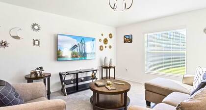 Family Vacation Home · 8 Minutes from Legoland Florida