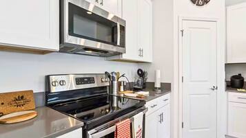 Een koelkast, een microgolfoven, een oven, een kookplaat