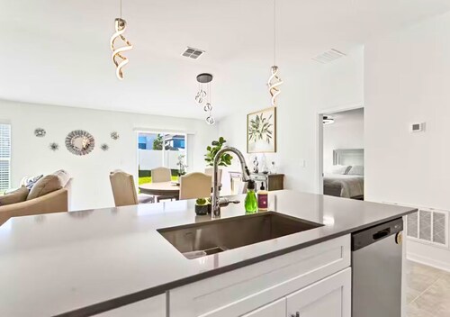 Family Vacation Home · 8 Minutes from Legoland Florida