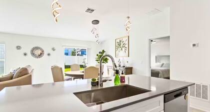 Family Vacation Home · 8 Minutes from Legoland Florida