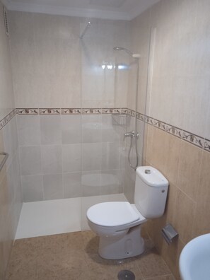 Ducha, secador de pelo, toallas