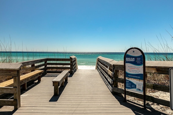 Chaises longues, serviettes de plage