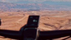 Un paysage désertique avec des montagnes en arrière-plan et un appareil au premier plan.