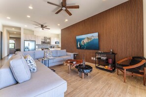 Een smart-tv en boeken