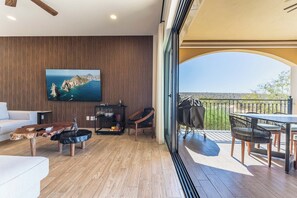 Een smart-tv en boeken