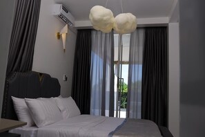 5 bedrooms, iron/ironing board, WiFi, bed sheets