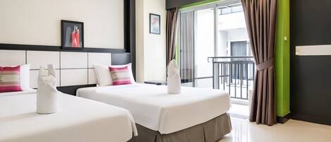 Habitación superior con 2 camas individuales, balcón | Caja fuerte, escritorio, sistema de insonorización y wifi gratis