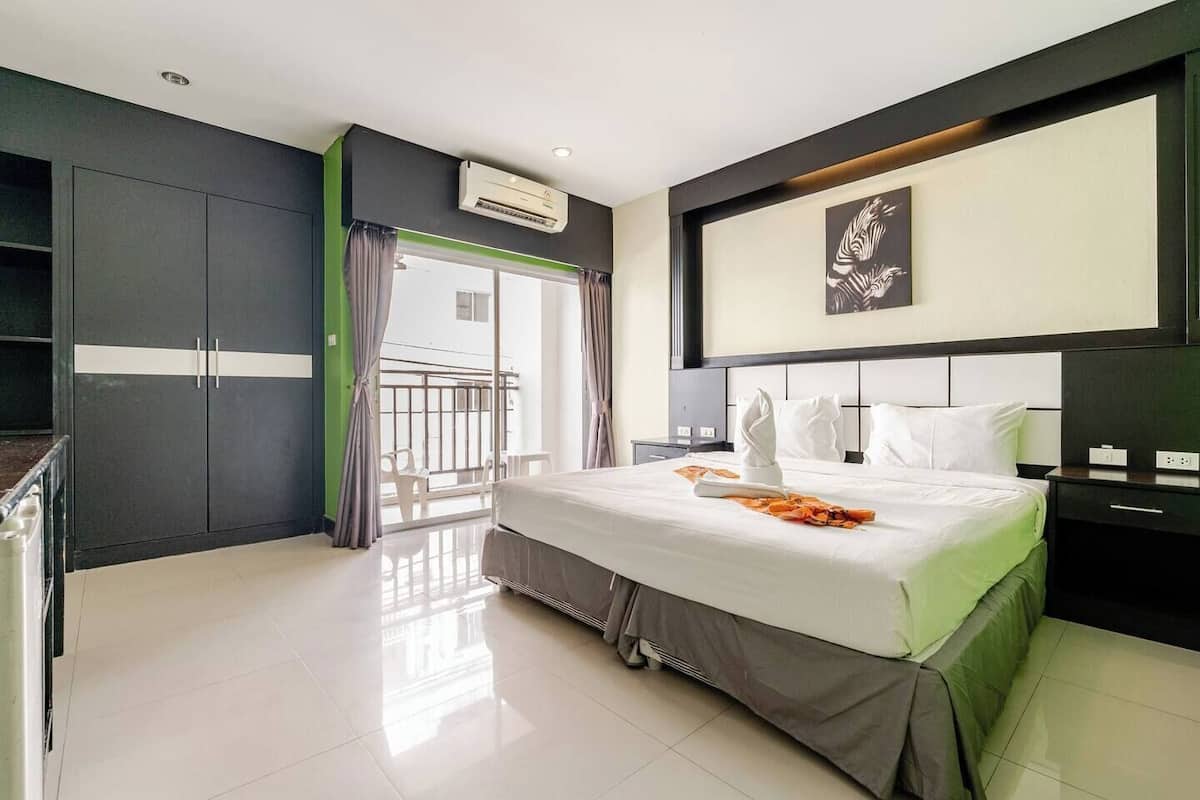 Habitación doble Deluxe, balcón, vista a la ciudad | Caja de seguridad en la habitación, escritorio y insonorización