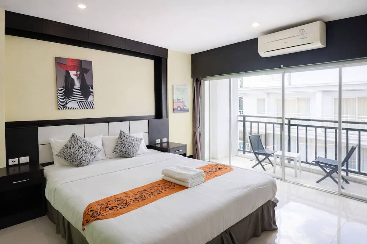 In-room safe, desk, soundproofing, free WiFi