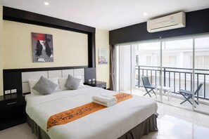 Deluxe-Doppelzimmer, Balkon, Stadtblick | Zimmersafe, Schreibtisch, schallisolierte Zimmer, kostenloses WLAN