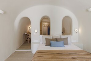 1 bedroom, hypo-allergenic bedding, in-room safe, desk - Lunar Sea Suite Hot-tub & Caldera View (Santorini)