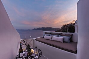 Exterior - Lunar Sea Suite Hot-tub & Caldera View (Santorini)