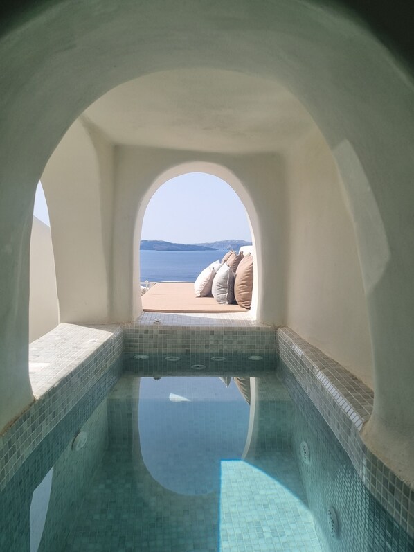 Exterior - Lunar Sea Suite Hot-tub & Caldera View (Santorini)