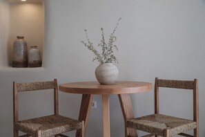 Suite Deluxe, 1 grand lit, vue mer | Restauration dans la chambre