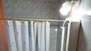 Shower, bidet, towels, soap - Apartamento Centrico, Una habitacion Doble Ideal para Parejas (Tandil)