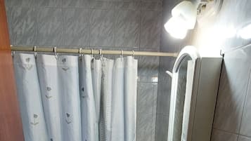 Ducha, bidet, toallas, jabón