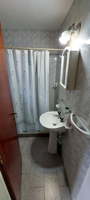 Ducha, bidet, toallas, jabón