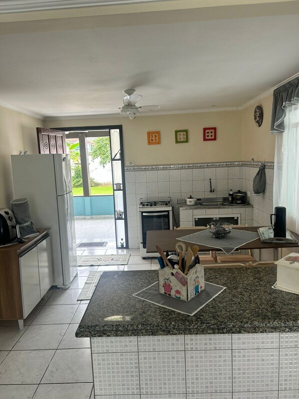 Fridge, oven, stovetop, blender - Cozy and spacious house (Barro Branco Morretes)
