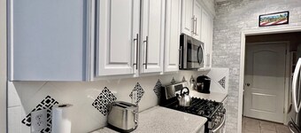 Modern & Sun-drenched TX Escape close to Galleria & Chinatown!