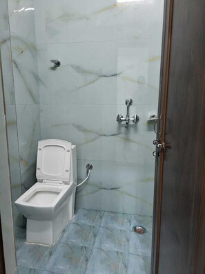 デラックス ルーム | バスルーム | シャワー、タオル、石鹸、シャンプー