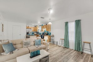 Smart TV - 1 Mile to Beach• Two King Suites • Sleeps 6 (Navarre)