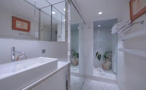 Dusche, Haartrockner, Handtücher, Seife