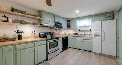 Bloomingdale - Mesa A - Retro! - 4BR Near Sav Airport