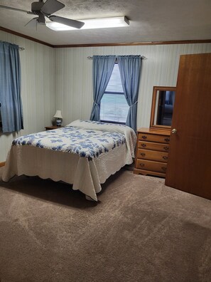 2 عدّة غرف نوم ومكواة/لوح كي وواي فاي وملاءات أسرّة