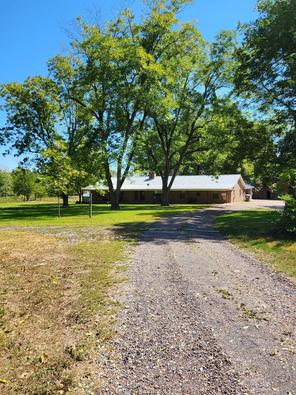 المنطقة المحيطة بالمنشأة