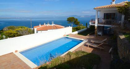 Villa Garbinell With Five Rooms in Lescala