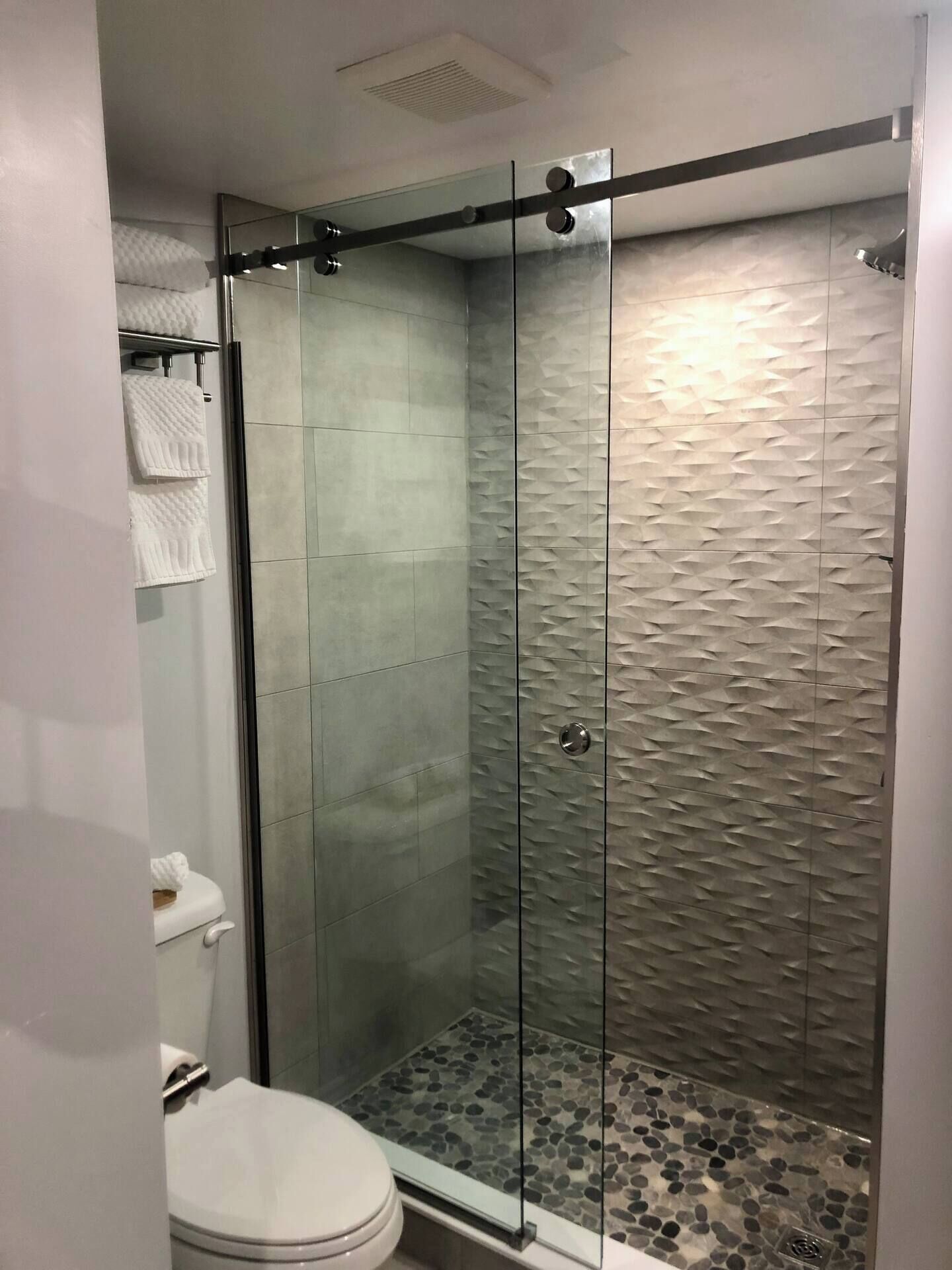 Douche, sèche-cheveux, serviettes fournies, savon