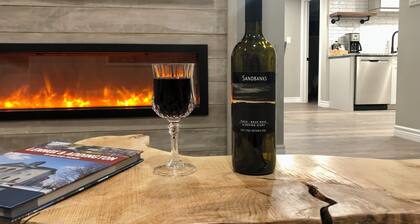 Modern Rustic Charm Apartment. Quiet setting. Only a 4 minute drive to downtown!