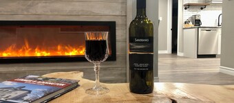 Modern Rustic Charm Apartment. Quiet setting. Only a 4 minute drive to downtown!