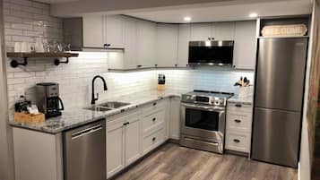 Geladeira, micro-ondas, fogão, cooktop