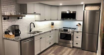 Modern Rustic Charm Apartment. Quiet setting. Only a 4 minute drive to downtown!