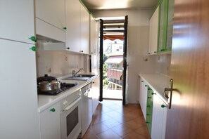 Een koelkast, een oven, een vaatwasser, een broodrooster