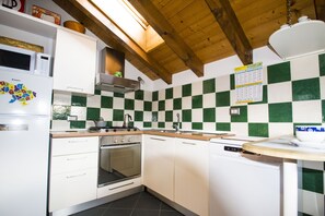 Kühlschrank, Mikrowelle, Ofen, Geschirrspüler
