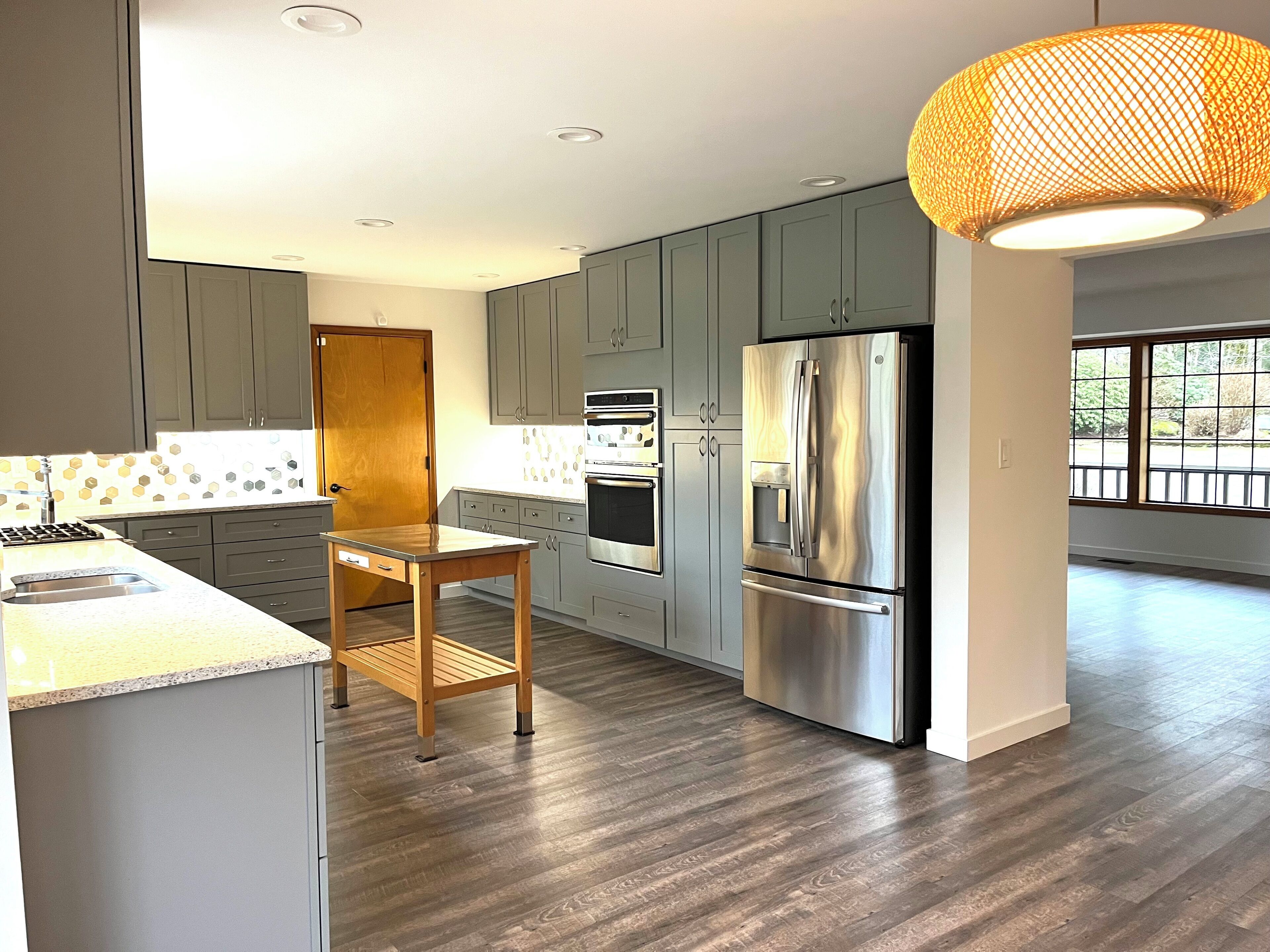 Jääkaappi, mikroaaltouuni, uuni, liesi